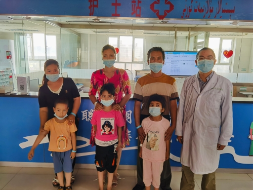 2021年6月，吴善君副院长在新疆库车为3名患有先天性白内障的新疆孩子实施复明手术。.JPG