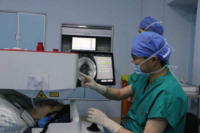 2021年4月24日，强生眼力健“Catalys白力士”眼科飞秒激光治疗机在宁波市眼科医院正式开机启用，并以现场直播的形式成功完成了三例飞秒激光白内障手术。这一创新系统的正式投入使用将进一步推动中国白内障治疗领域的高质量发展，造福更多白内障患者。.JPG